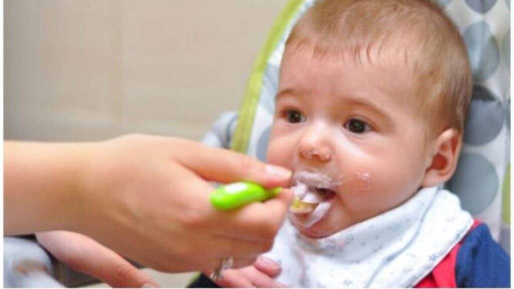 A Step-by-Step Transition from Breastfeeding to Solid Food for Your Baby